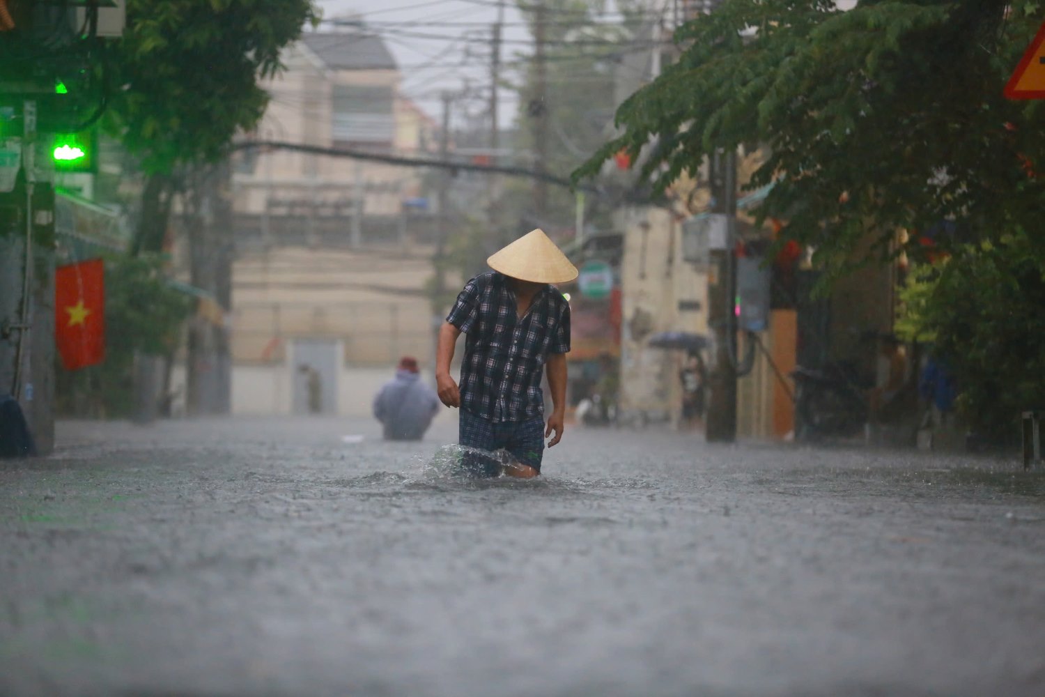 Đường Dương Văn Cam thành biển nước.  Ảnh: Anh Tú