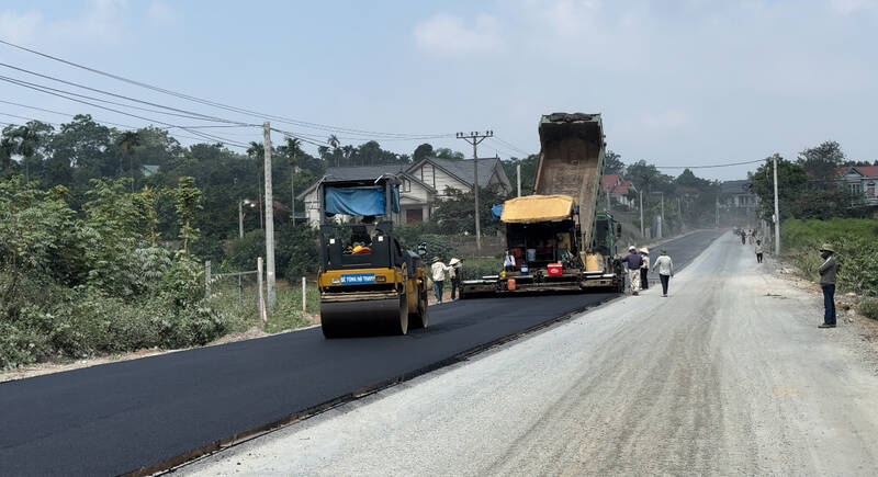 Workers work in shifts to complete the project according to plan. Photo: Hoang Loc