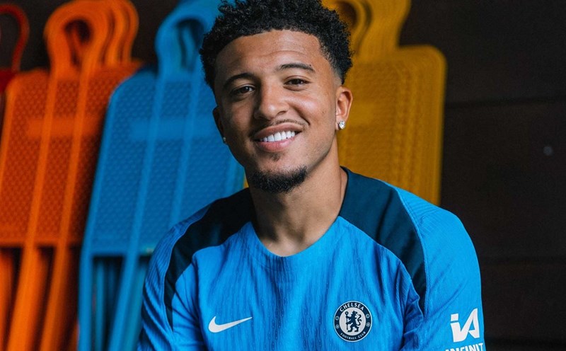 Jadon Sancho rạng rỡ trong màu áo mới. Ảnh: Chelsea FC