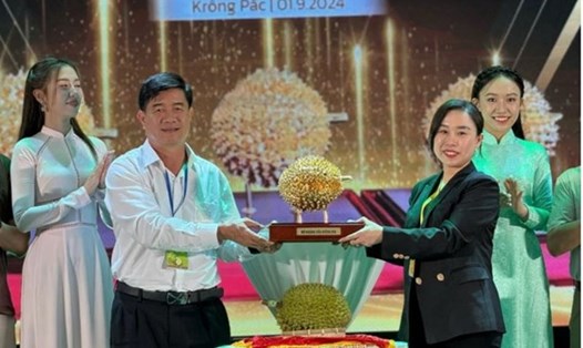 Phó Chủ tịch tỉnh Đắk Lắk trao sầu riêng mạ vàng cho những người trúng đấu giá 3 trái sầu riêng. Ảnh: Trung Tân