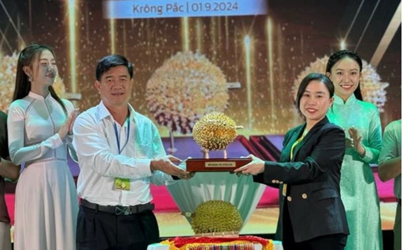 Phó Chủ tịch tỉnh Đắk Lắk trao sầu riêng mạ vàng cho những người trúng đấu giá 3 trái sầu riêng. Ảnh: Trung Tân