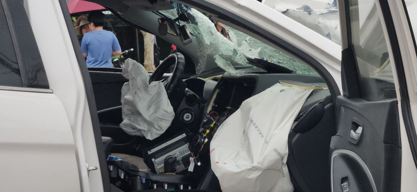 Car airbags deployed in accident that killed two people. Photo: Nguyen Quan