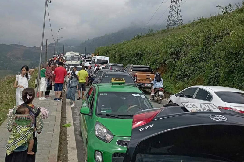 Roads to Ta Van and Cat Cat villages were partially congested on September 1. Photo: Provided by local residents