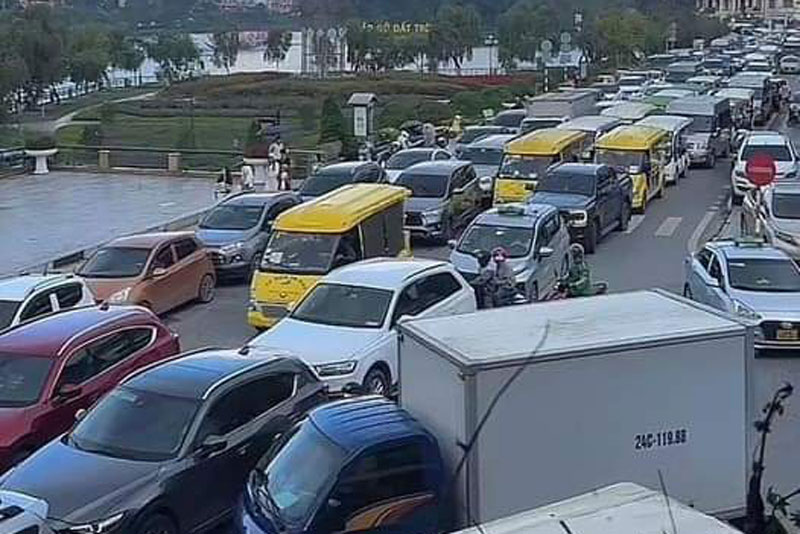 However, the traffic jam did not last too long, but only occurred at certain points. Vehicles lining up neatly also made traffic easier. Photo: Provided by residents