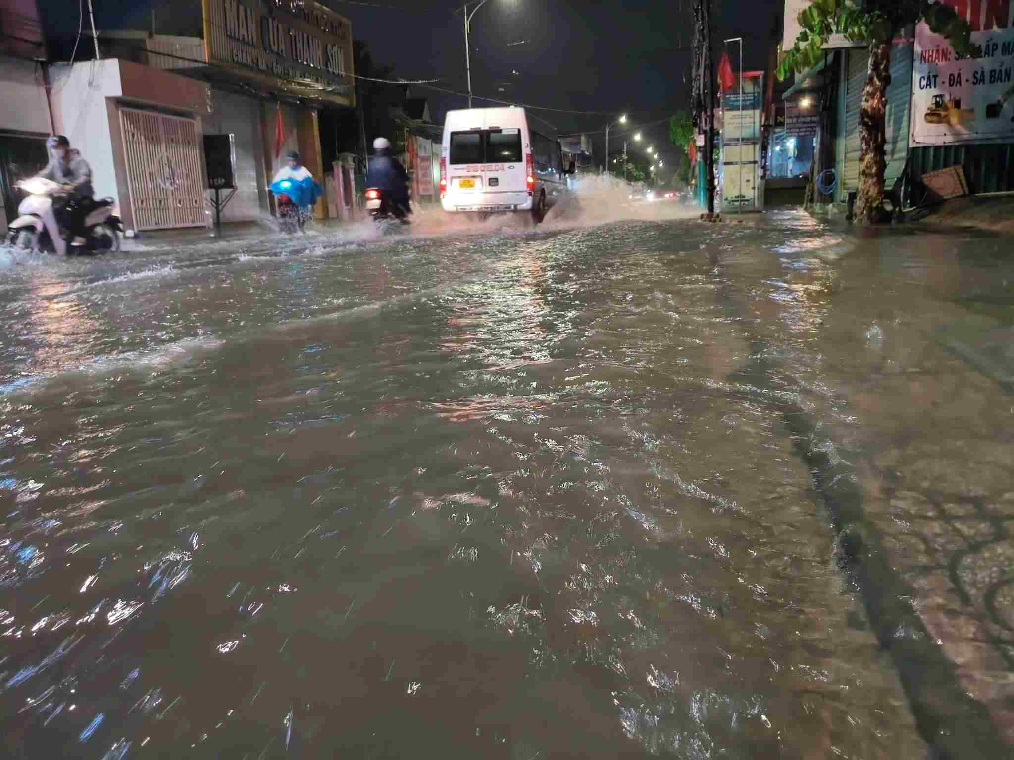 At nearly 9 p.m. the same day, the water on Cach Mang Thang Tam Street through Thuan An began to recede. Photo: Ngoc An