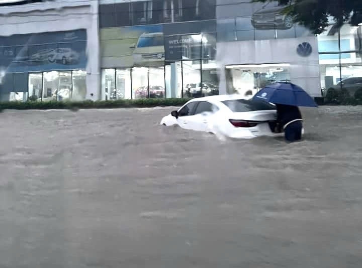 Cars were flooded in the middle of the road. Photo: Readers provided