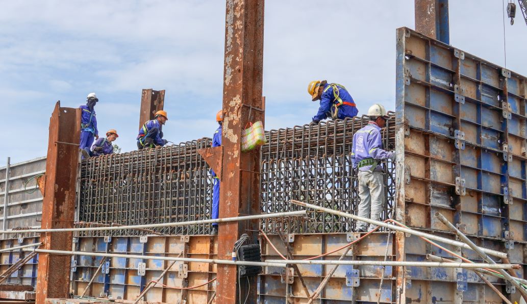 Nearly 300 engineers and workers are busy working on the Dai Ngai bridge project during the September 2nd holiday. Photo: Phuong Anh