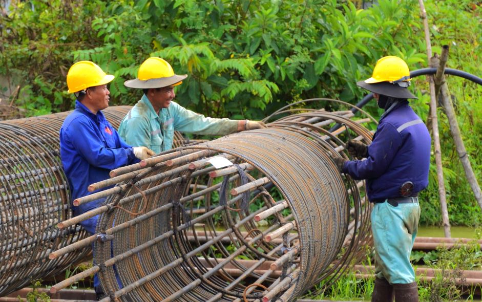 Công nhân thi công dự án thành phần 4 cao tốc Châu Đốc - Cần Thơ - Sóc Trăng hăng say lao động sản xuất trong dịp nghỉ Lễ 2.9. Ảnh: Phương Anh