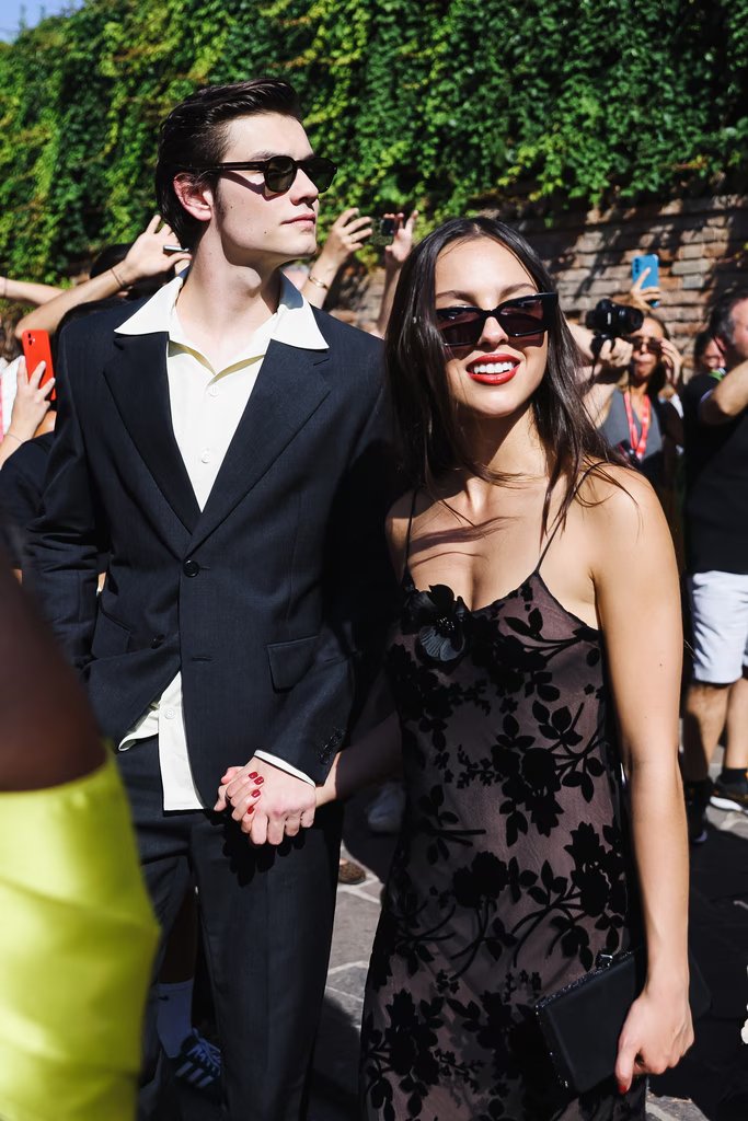 Olivia Rodrigo holds her boyfriend's hand at the event. Photo: X