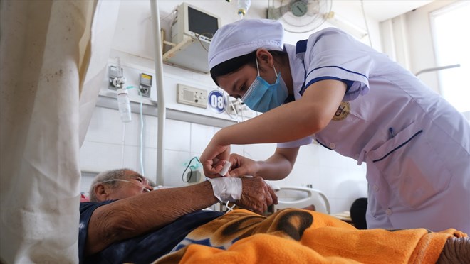 Bộ Y tế đề xuất tăng phụ cấp, tiền trực, tiền ăn cho cán bộ y tế. Ảnh: Phong Linh