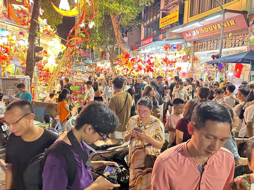 Hang Ma Street is packed with people from one end to the other. The number of visitors is continuous, although it is quite late, but there is no sign of it decreasing. Photo: Phuong Anh