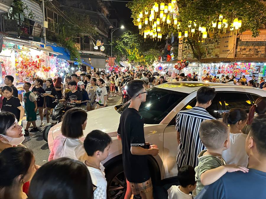 People and vehicles are crowded together, causing traffic jams on the street. Tourists often choose to park their vehicles and walk to easily shop and take photos comfortably. Photo: Phuong Anh