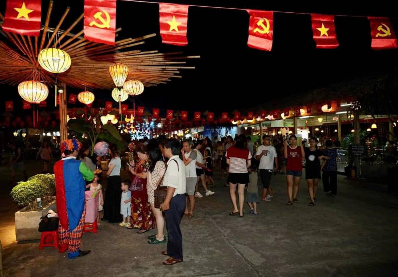 Many tourists attend the Festival. Photo: Nguyen Truong