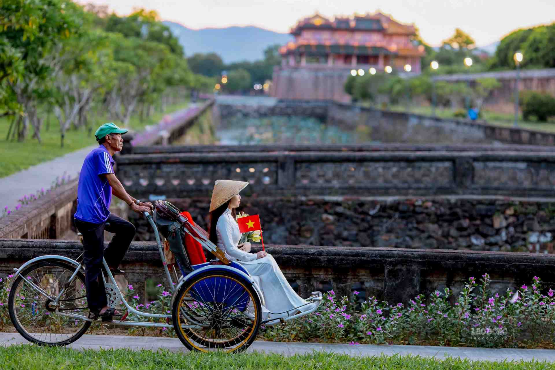 To serve domestic and foreign tourists coming to Hue this time, the locality will organize many interesting cultural and sports activities. These are the programs: "Hue Jogging - running together for the community"; Traditional boat racing of Thua Thien Hue province and art performances at the Imperial Citadel Walking Street.
