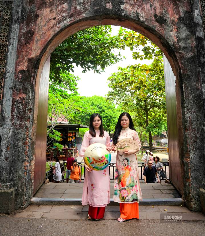 “This National Day, I want to relax and experience the culture and nature of my country. Hue is an ideal and worth-experiencing place. To me, Hue is a city with many historical values. The air here is fresh and peaceful; the people of Hue are wonderful. This is a city very different from the places I have been to,” said My Linh from Thai Binh.
