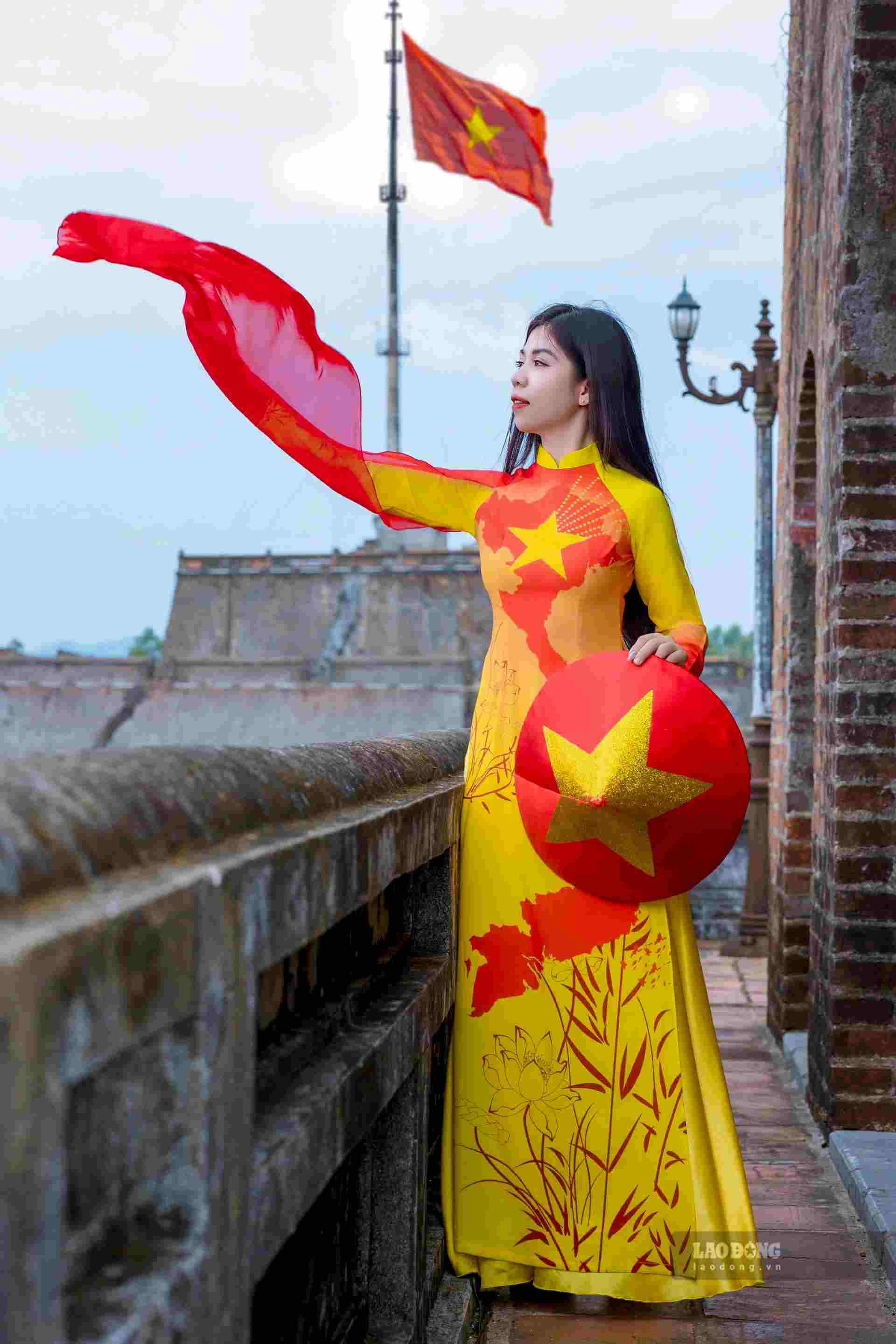When walking on the streets and historical sites of Hue these days, it is not difficult to see images of Vietnamese citizens taking pictures with the red flag with a yellow star with pride.