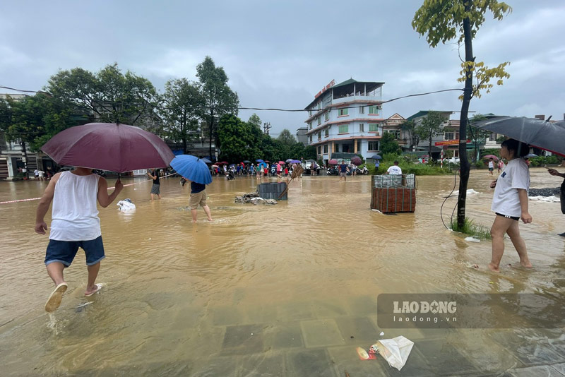 The Red River flood in Lao Cai continues to rise above the level 3 alert, causing many houses to be submerged. Photo: Dinh Dai