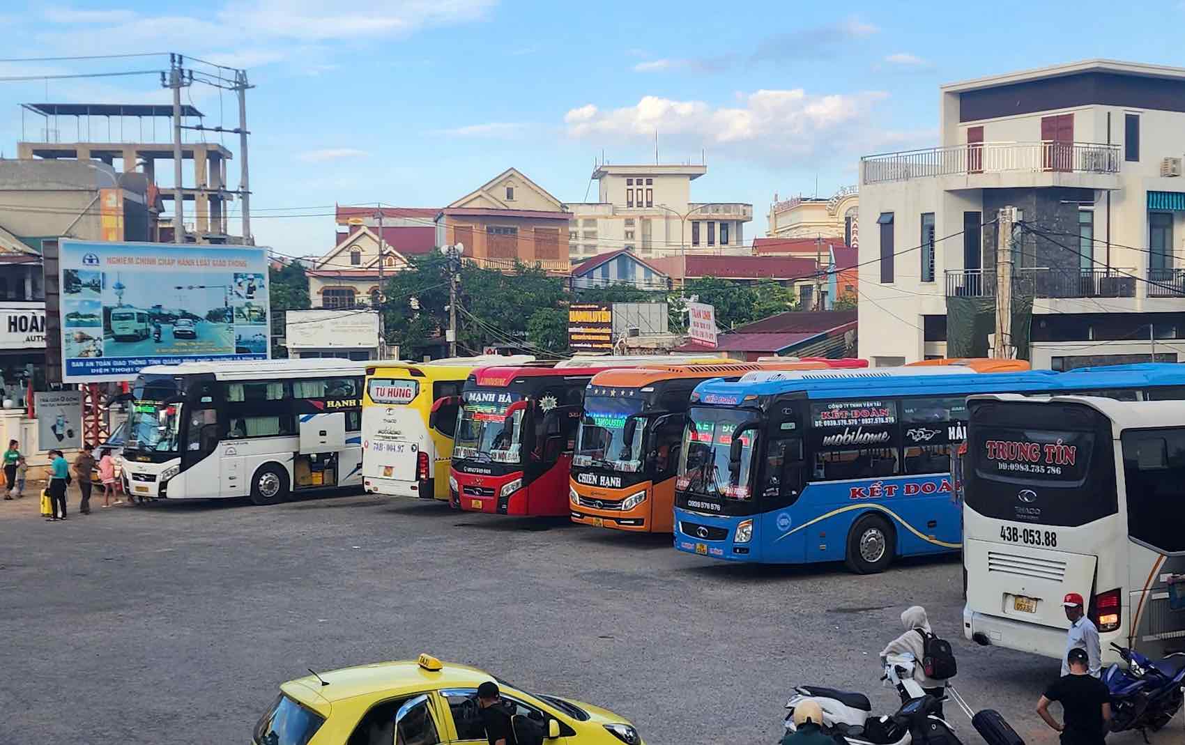 Bến xe khách tại Quảng Bình miễn phí vận chuyển hàng hóa, nhu yếu phẩm đến với các tỉnh bị ảnh hưởng do bão, lũ. Ảnh: Công Sáng