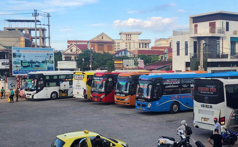 Bến xe khách tại Quảng Bình miễn phí vận chuyển hàng hóa, nhu yếu phẩm đến với các tỉnh bị ảnh hưởng do bão, lũ. Ảnh: Công Sáng