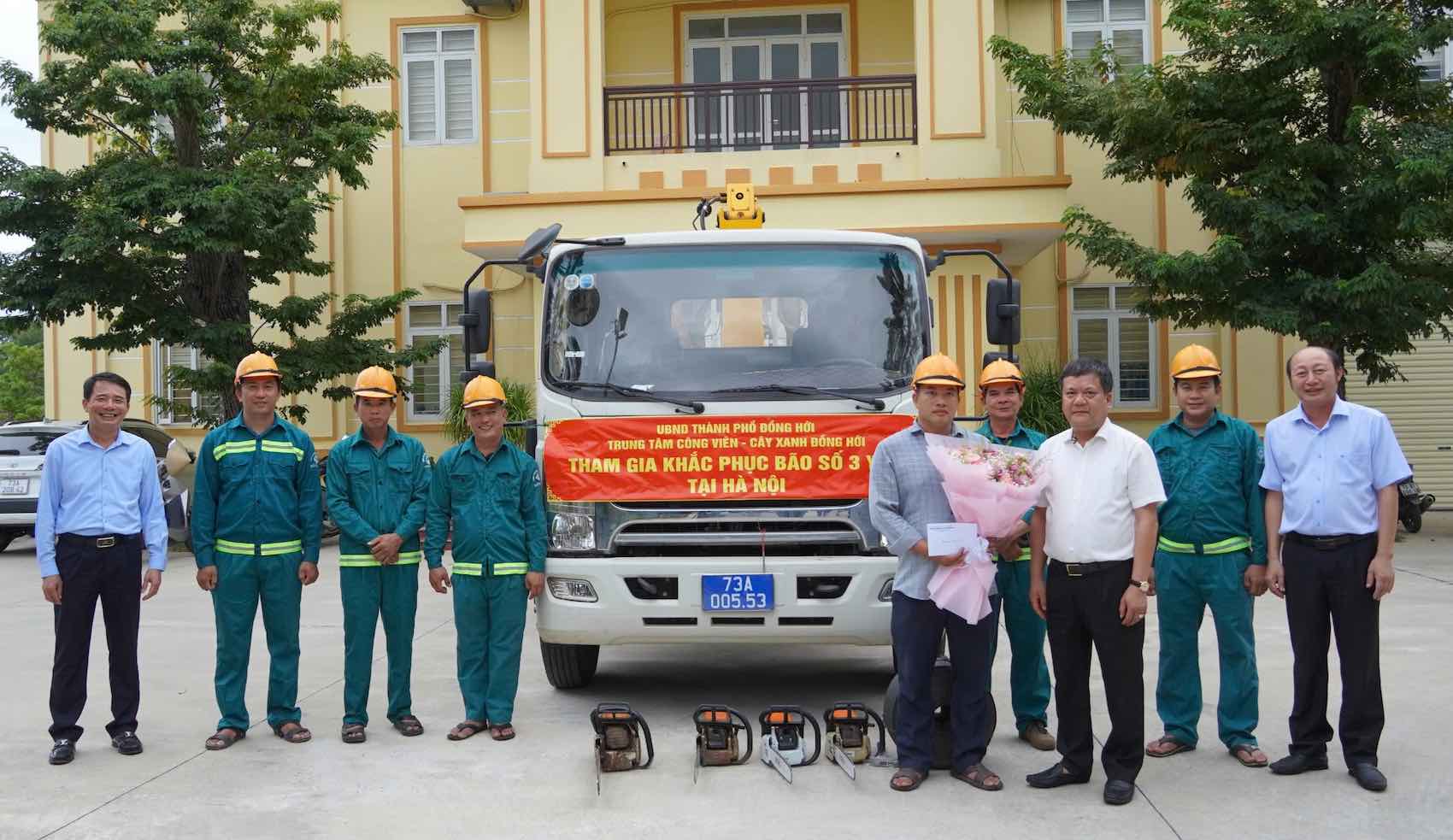 Nearly 10 officers and employees of Dong Hoi City Green Park Center set out to help overcome the consequences of storm No. 3. Photo: H. Ha