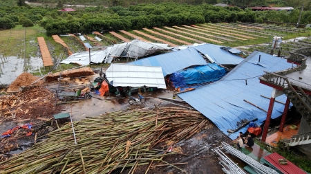 Nhà xưởng của gia đình ông Sơn đổ sập hoàn toàn. Ảnh: Đền Phú