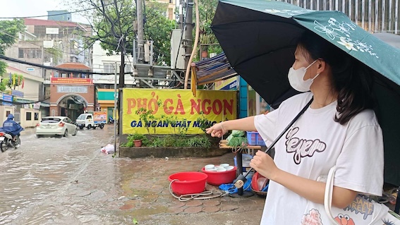 Bạn Ngọc Linh (Nam Từ Liêm, Hà Nội) cho biết, hiện tượng ngập diễn ra sau trận mưa tối qua nhưng đến nay vẫn chưa thể thoát được nước. “Sáng nay, em có ca học sáng, mặc dù trường ở rất xa nhưng em không dám di chuyển bằng xe máy vì sợ ngập” - Ngọc Linh chia sẻ. Ảnh: Hải Danh. 