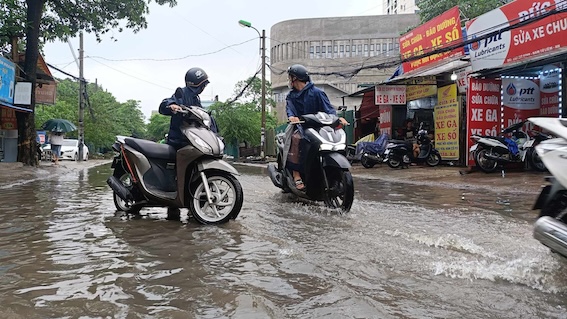 Nhiều chủ phương tiện lo ngại chết máy nên đã chủ động quay đầu khi đi qua tuyến đường này. Ảnh: Hải Danh. 