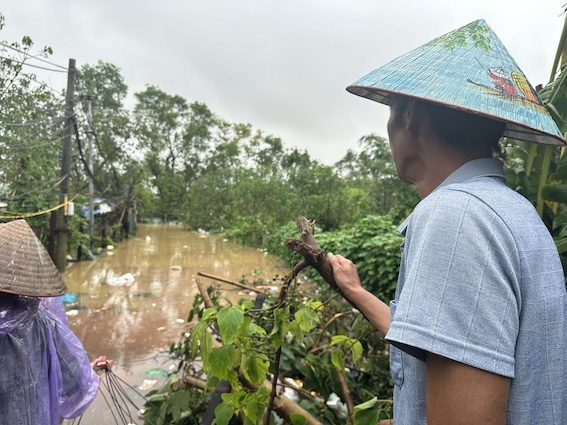 Ông Toản (An Dương, Tây Hồ) cho biết, trong khu vực này vẫn còn 2 gia đình chưa thể ra, trong đó có 1 cụ già 70 tuổi. Ảnh: Việt Anh. 