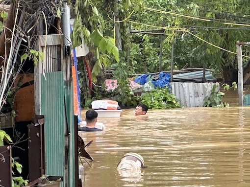 Theo ghi nhận của phóng viên, khu vực cuối ngõ 76 An Dương (quận Tây Hồ), nước dâng cao ngập ngang cổ người. Trận mưa lớn cũng khiến mực nước sông Hồng dâng cao gây ngập lụt sâu tại các khu vực ven sông. Ảnh: Việt Anh. 