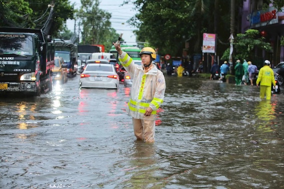 Hiện đường đoạn qua viện K Tân Triều (Thanh Trì) đã ngập rất nặng, hầu hết các phương tiện xe máy không thể qua. Lực lượng giao thông đã có mặt để phân luồng giao thông tại các tuyến đường này. Ảnh: Tô Thế. 