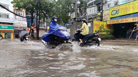 Theo ghi nhận của phóng viên, tại khu vực đường Mỹ Đình 2 (phía trước cổng làng Phú Mỹ, Nam Từ Liêm, Hà Nội) trong tình trạng ngập sâu do mưa lớn vào sáng nay 10.9. Ảnh: Hải Danh. 