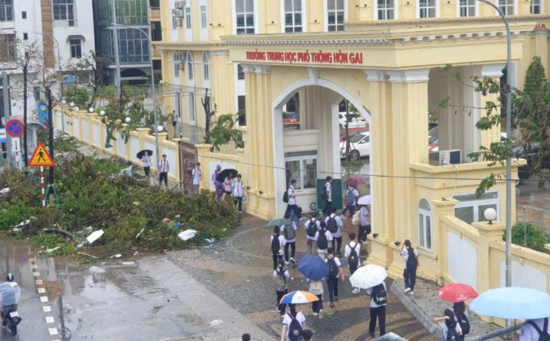 Trường THPT Hòn Gai, TP Hạ Long, tỉnh Quảng Ninh sáng 10.9 đón học sinh trở lại trường. Ảnh: Nguyễn Hùng