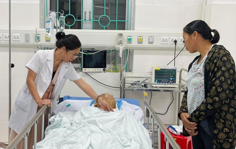 Survivor of a passenger bus being swept away by a landslide in Cao Bang. Photo: Provided by the unit.