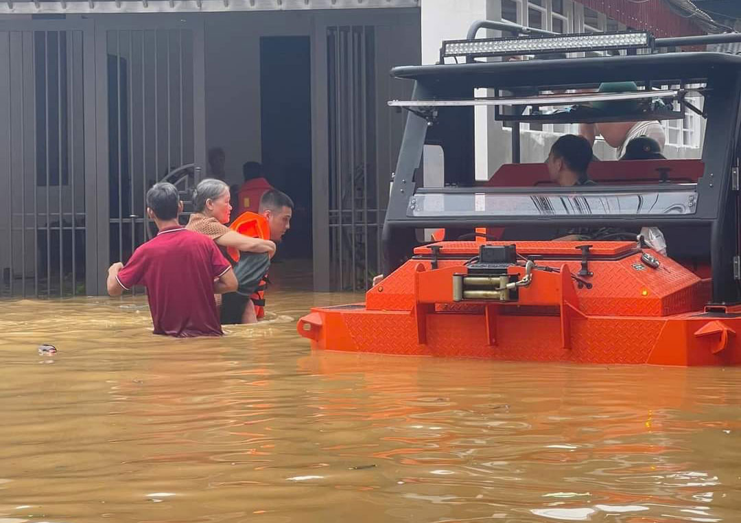 Lực lượng chức năng TP Yên Bái hỗ trợ người già, trẻ em đến khu vực an toàn. Ảnh: NDCC