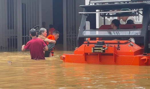Lực lượng chức năng TP Yên Bái hỗ trợ người già, trẻ em đến khu vực an toàn. Ảnh: NDCC