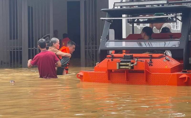 Lực lượng chức năng TP Yên Bái hỗ trợ người già, trẻ em đến khu vực an toàn. Ảnh: NDCC