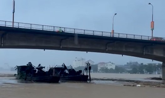 2 tàu hút từ Trung Quốc đang trôi dạt trên sông Hồng về tỉnh Lào Cai. Ảnh cắt từ clip
