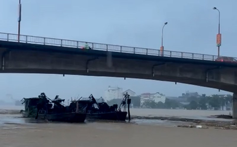 2 tàu hút từ Trung Quốc đang trôi dạt trên sông Hồng về tỉnh Lào Cai. Ảnh cắt từ clip