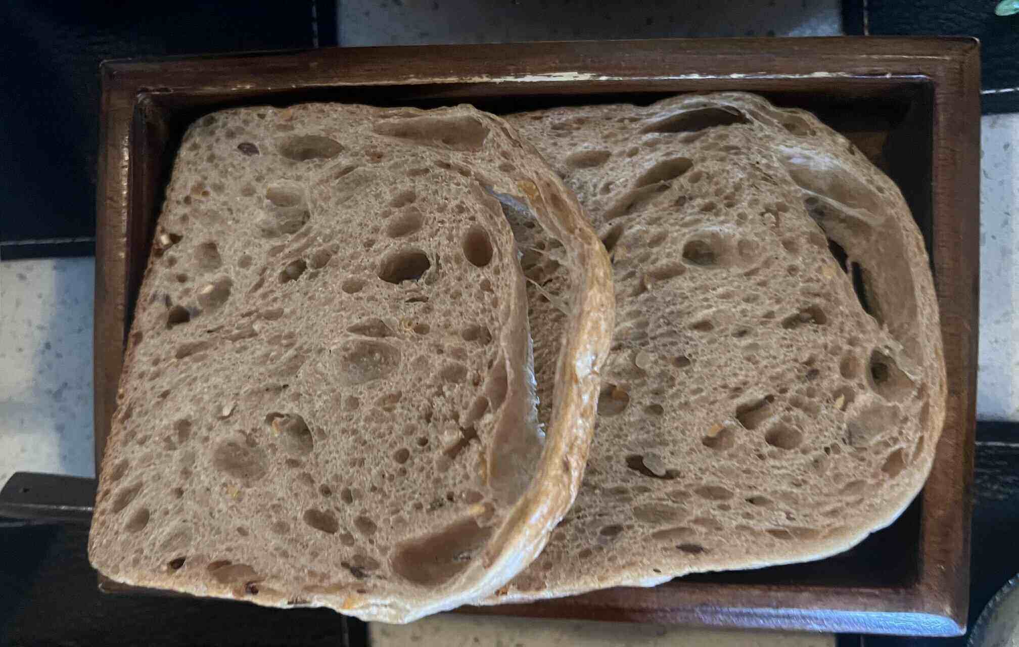 Bánh mì nguyên cám là một trong những lựa chọn tốt cho bữa sáng hỗ trợ hạ đường huyết. Ảnh: Kiều Vũ