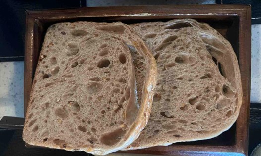 Bánh mì nguyên cám là một trong những lựa chọn tốt cho bữa sáng hỗ trợ hạ đường huyết. Ảnh: Kiều Vũ