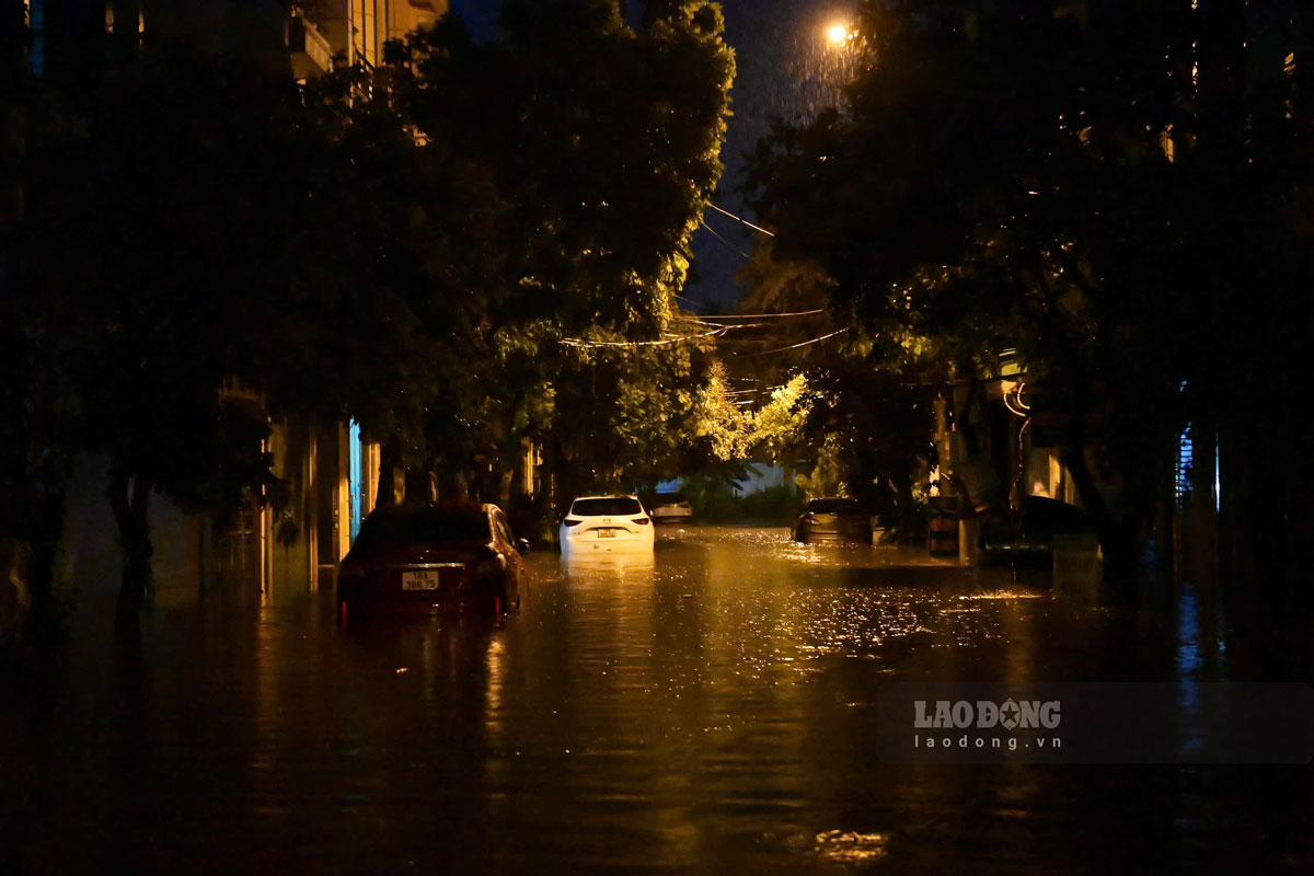 Cars were flooded on Do Huy Rua Street (Nam Dinh City). Photo: Ha Vi