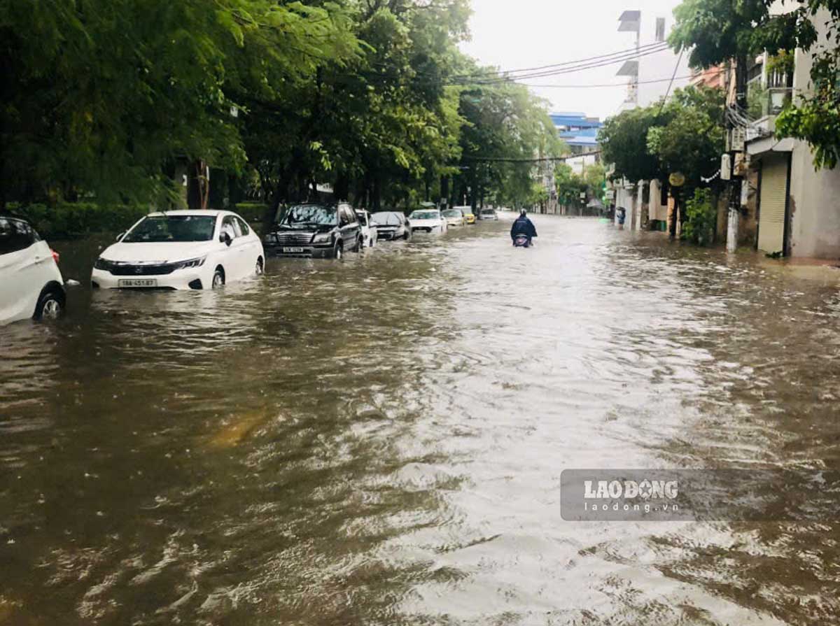 On the morning of September 10, people struggled to move through flooded roads. Photo: Phuong Loan