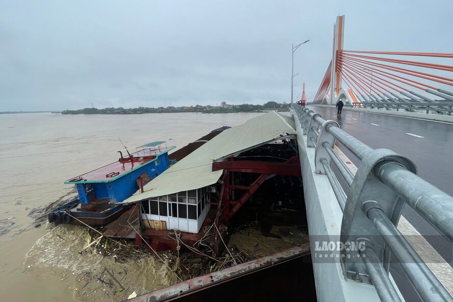 Authorities will handle the stranded ships. Photo: To Cong.