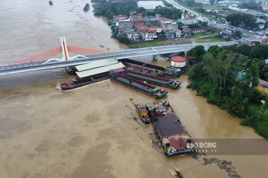 Nước sông Lô dâng cao, nhiều tàu mắc kẹt ở cầu Vĩnh Phú. Ảnh: Tô Công.
