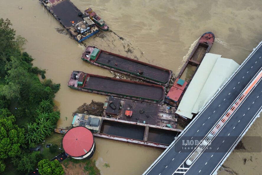 Stranded ships and barges. Photo: To Cong.