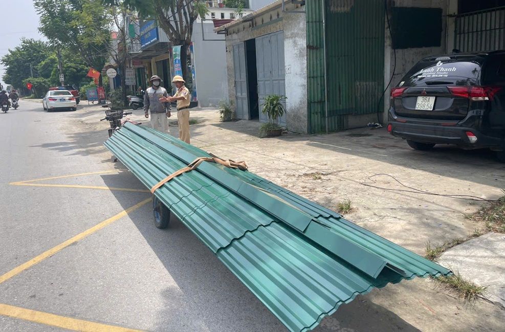 Thanh Hoa police mobilized forces to strictly handle violations of homemade vehicles that pose a potential danger to road users. Photo: Thanh Hoa police