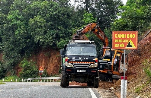 Mưa lớn, một số tuyến đường ở Kon Tum tiếp tục bị sạt lở