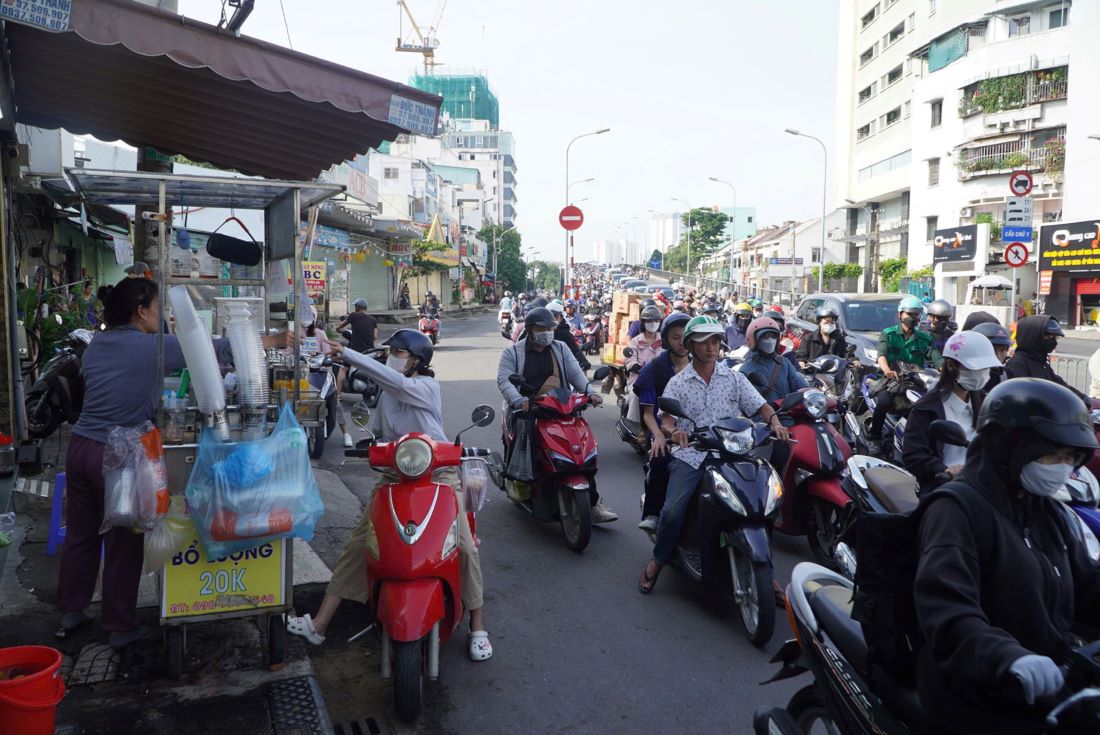 Bà Hoa, người dân ở bên đường này cho biết, đường này