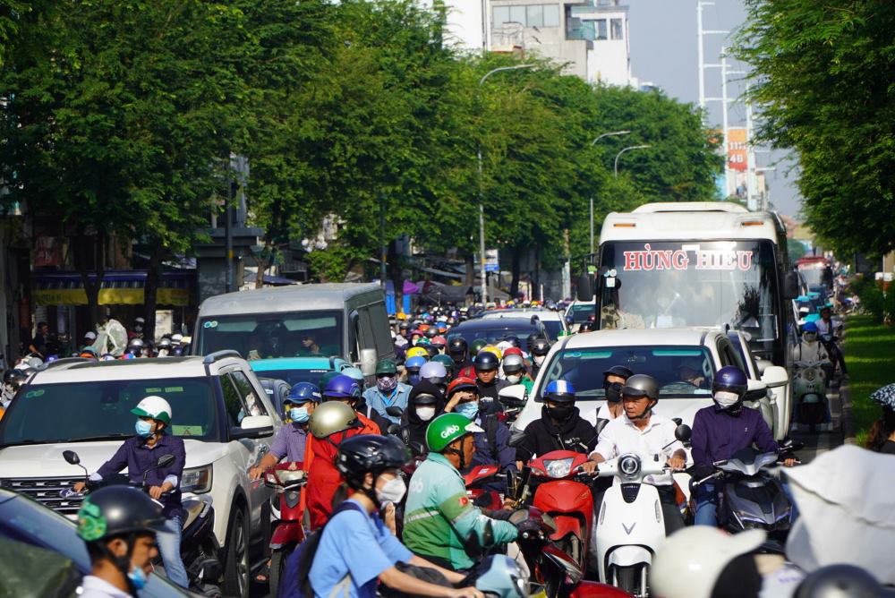 Tại đường Hồng Bàng, (Quận 5), từ khoảng 7 đến 8h đã xảy ra tình trạng ùn ứ, kẹt xe.