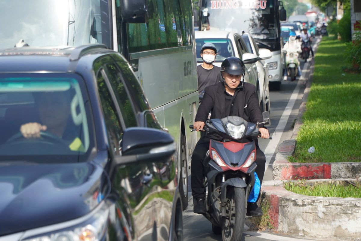 According to locals, traffic congestion has become more serious since students returned to school as the number of vehicles has increased.